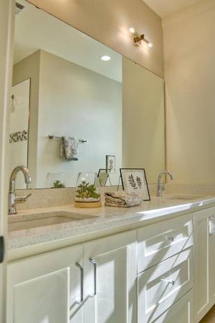 Mirror with white chest of drawers